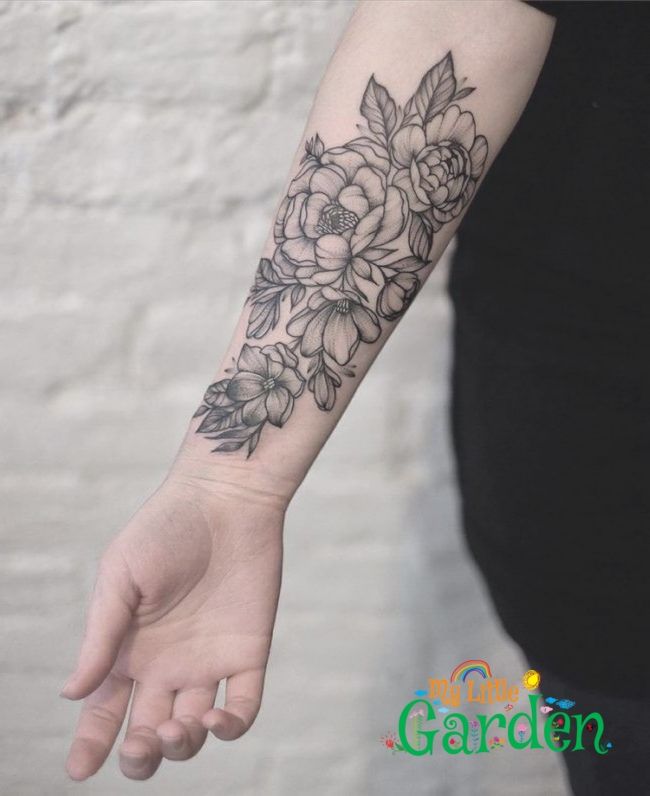 img/18-schwarze-blumen-arm-tattoo.jpg