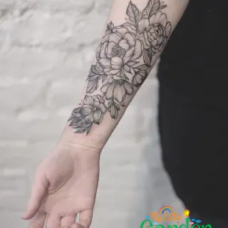 18 schwarze Blumen Arm Tattoo