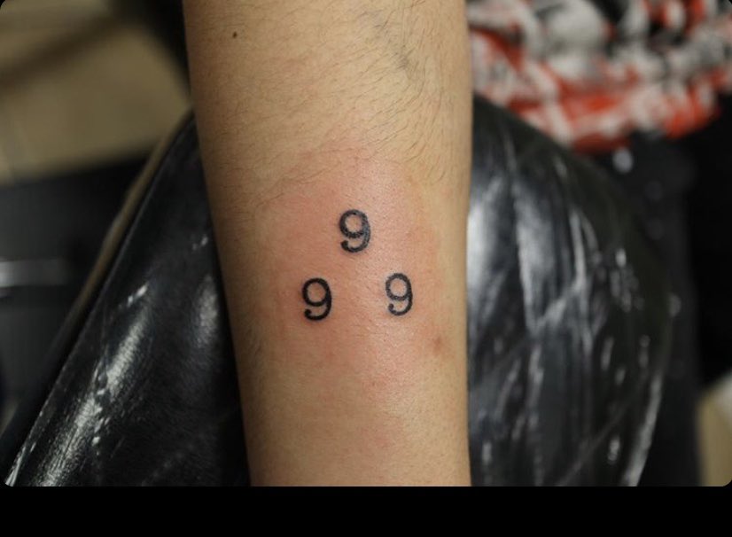 img/999-arm-tattoo-die-bedeutung-und-symbolik.jpg