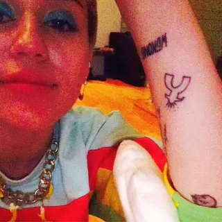 Miley Cyrus Arm Tattoo Schrift: Bedeutung und Hintergrund