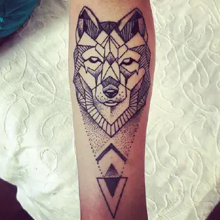 Wolf Tattoo für den Oberarm - Bedeutung und Design-Ideen