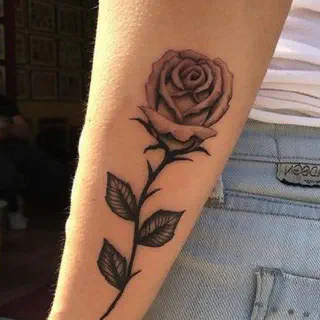 Single Rose Arm Tattoo: Eine zeitlose Wahl für Tattooliebhaber