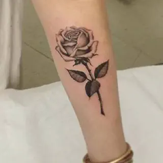 Rose-Tattoo am Arm: Bedeutung und Ideen für dein nächstes Tattoo
