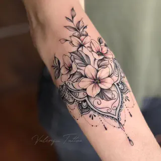 Die Bedeutung von Blumen-Tattoos auf der Innenseite des Arms