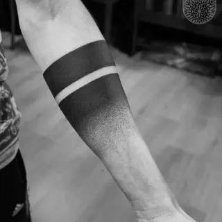 Arm Tattoo 2 Linien