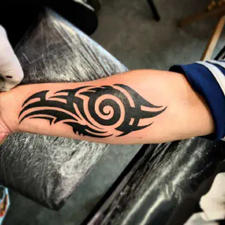 Tolle Tribal Arm Tattoo Designs: Ideen und Bedeutungen