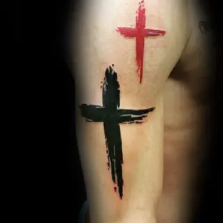 Arm Tattoo Kreuz: Bedeutung, Designs und Ideen