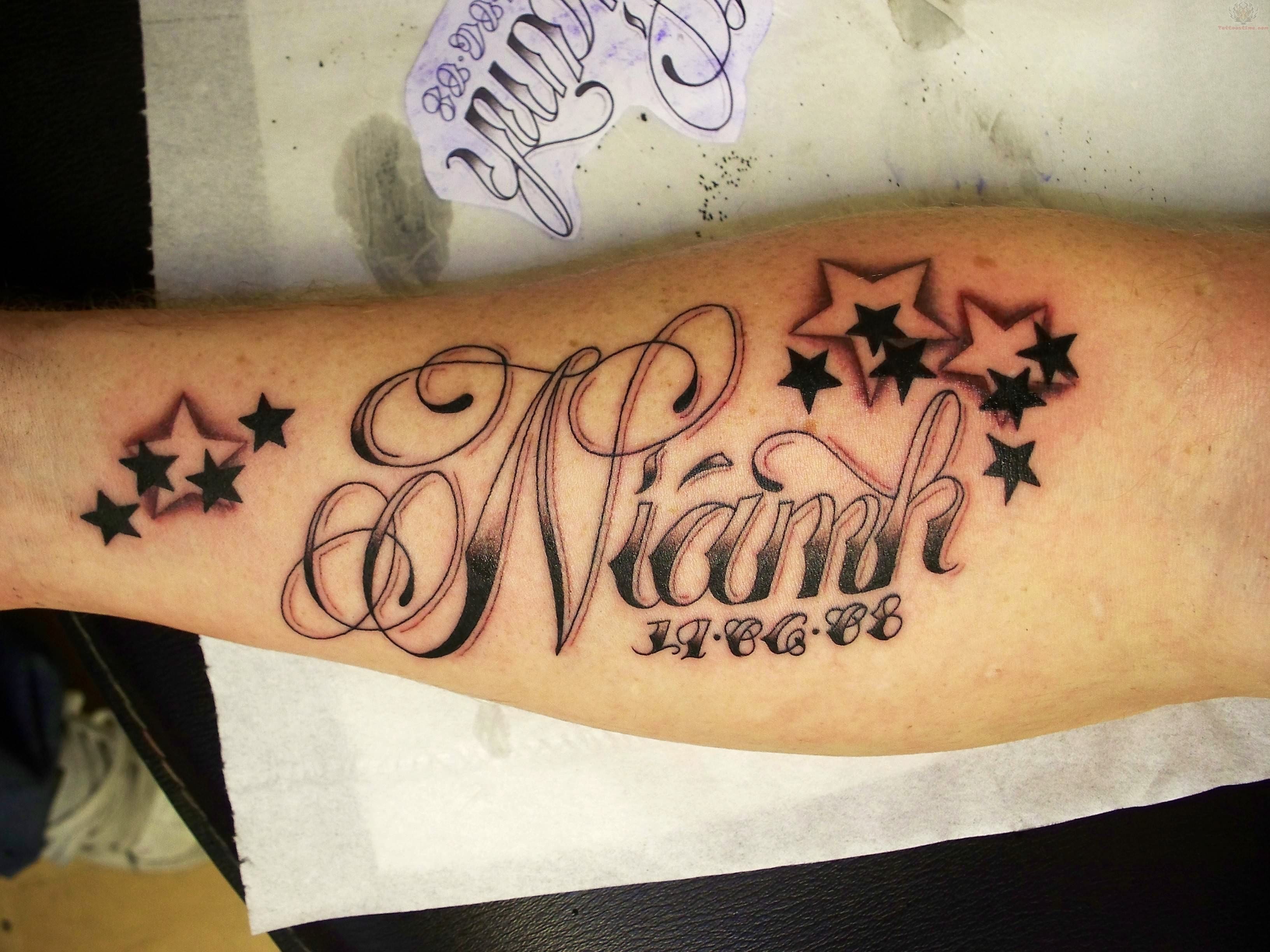 img/arm-tattoo-mit-dem-namen-der-tochter.jpg