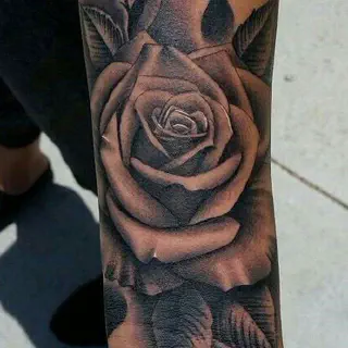 Die Schönheit von Arm-Tattoos mit Rosen