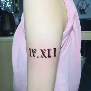 Arm Tattoo mit römischen Zahlen
