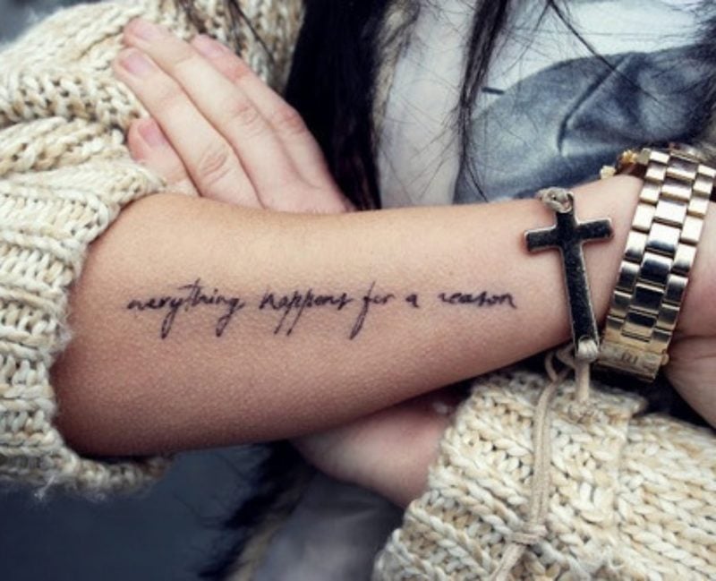 img/arm-tattoo-schrift-eine-ausdrucksstarke-wahl-fur-deine-tatowierung.jpg