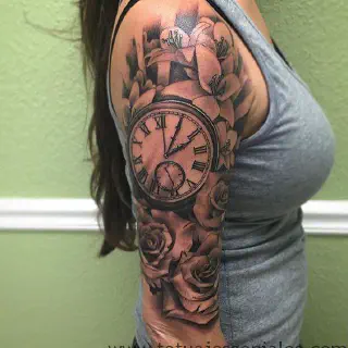 Die Bedeutung von Arm Tattoos mit Uhrmotiven