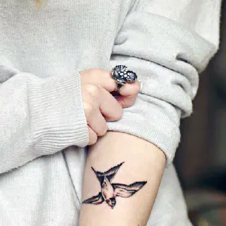 Arm Tattoo Vogel: Bedeutungen und Ideen