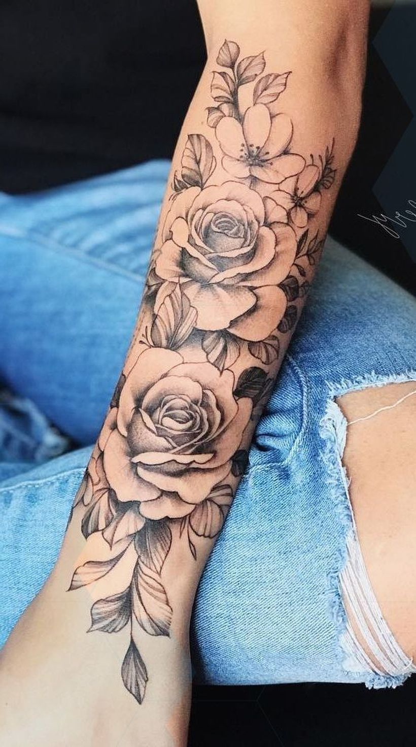 img/bedeutung-altmodischen-rosen-tattoos-am-arm.jpg