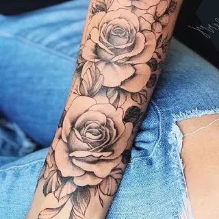 Die Bedeutung von altmodischen Rosen-Tattoos am Arm