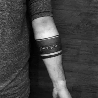Die Bedeutung von schwarzen Arm-Tattoo-Ärmeln