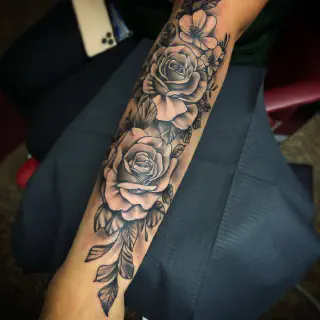 Die Bedeutung von Oberarm-Tattoos mit Rosen