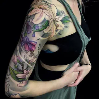 Bedeutungsvolle Frauenarm-Tattoos