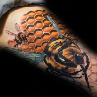 Die Bedeutung eines Bumble Bee Arm Tattoos