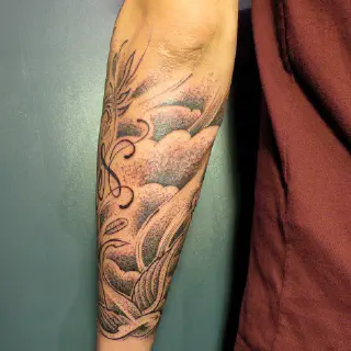 Cloud-Arm-Tattoo-Designs: Eine Anleitung zu Bedeutungen und Stilen