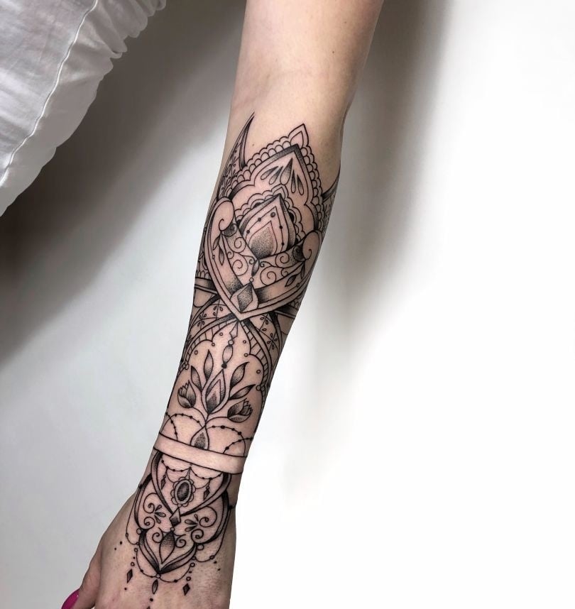 img/die-bedeutung-von-power-arm-tattoo-und-seine-popularitat.jpg