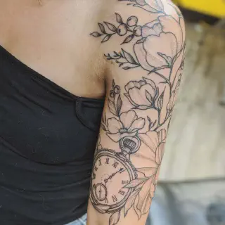 Frauen Oberarm Tattoo Designs