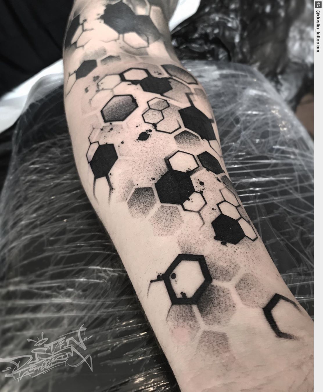 img/hexagon-arm-tattoo.jpg