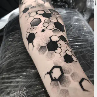 Die Bedeutung eines Hexagon Arm Tattoos