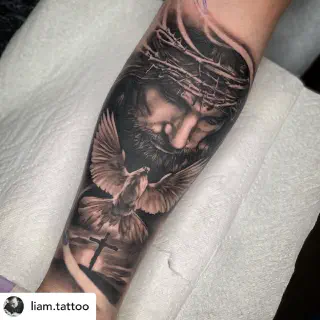 Jesus im Arm-Tattoo