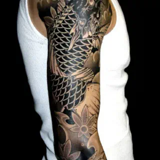 Koi-Drachen-Arm-Tattoo: Bedeutung und Design