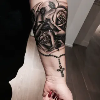 Kreuz Rosenkranz Arm Tattoo