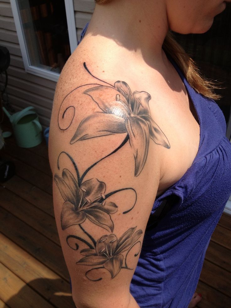 img/lily-blumen-arm-tattoo.jpg