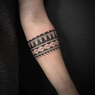 Linienarm Tattoo: Eine elegante Wahl für Körperkunst