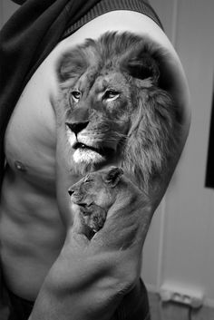 img/lion-mit-arm-tattoo.jpg