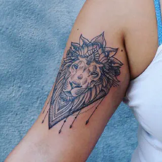 Die Bedeutung eines Löwenarm-Tattoos