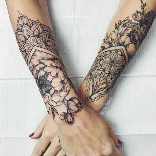 Mandala Schulter-Arm-Tattoo: Bedeutung und Designs