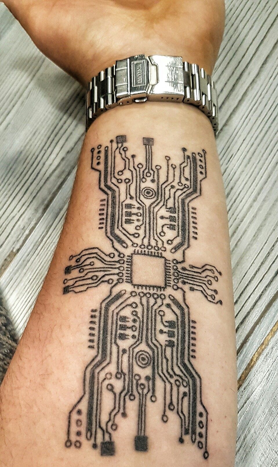 img/mechanischer-roboterarm-tattoo.jpg