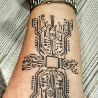 Mechanischer Roboterarm-Tattoo