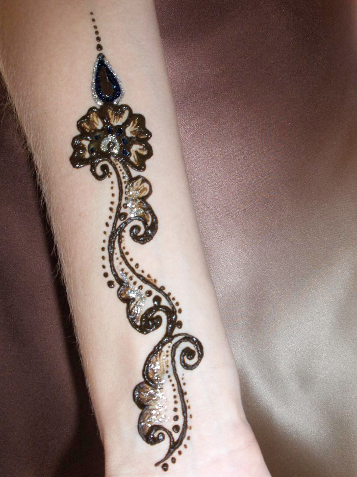 img/mehandi-design-arm-tattoo-entwerfen-und-bedeutungen.jpg