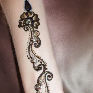 Mehandi-Design Arm-Tattoo: Entwerfen und Bedeutungen