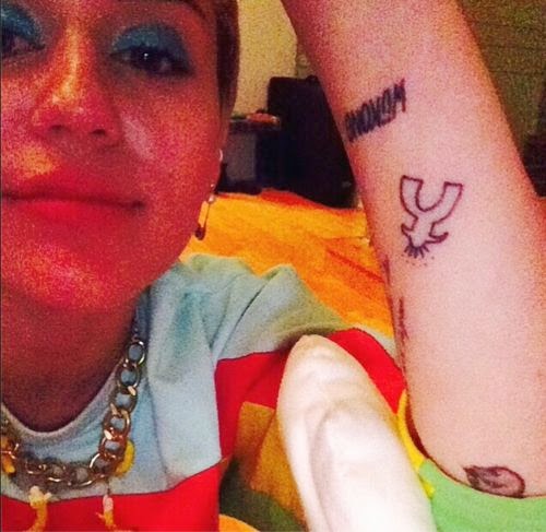 img/miley-cyrus-arm-tattoo-schrift-bedeutung-und-hintergrund.jpg