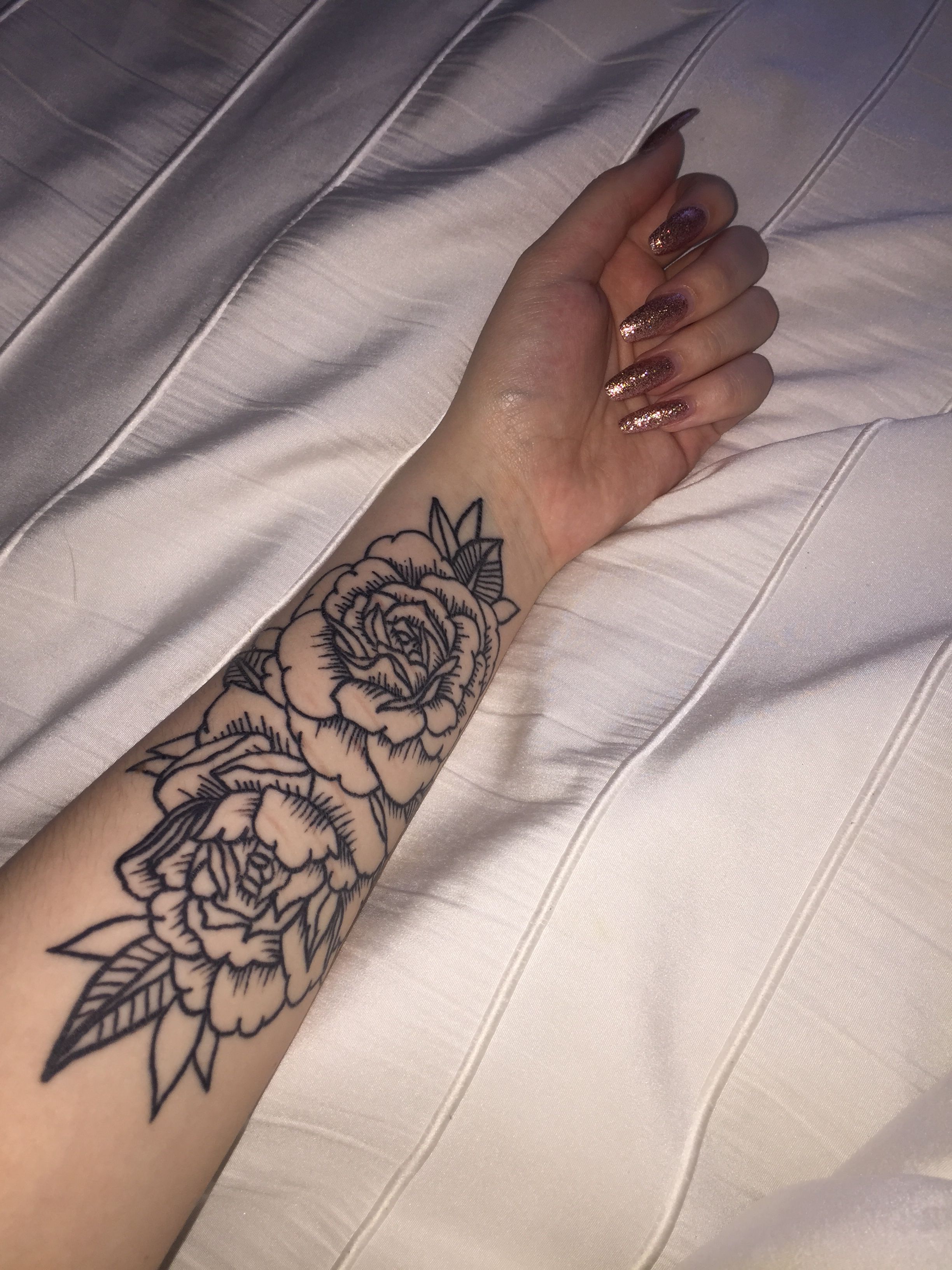 img/minimalistisches-schwarzes-blumenarmtattoo.jpg