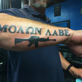 Molon Labe Arm Tattoo: Bedeutung und Bedeutung hinter diesem beliebten Tattoo-Motiv