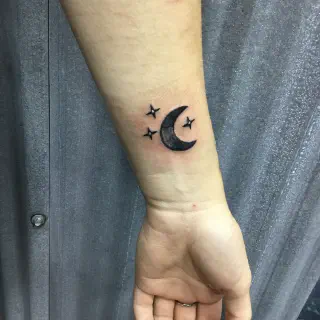 Mond und Sterne Arm Tattoo