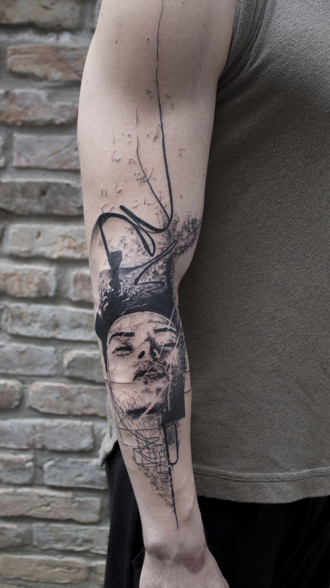 img/portrait-arm-tattoo.jpg