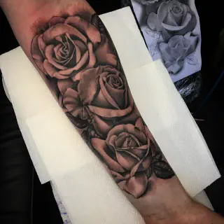 Die Bedeutung eines kleinen Rosenarm-Tattoos