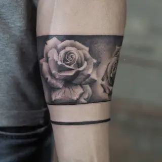 Rose Arm Tattoo für Männer