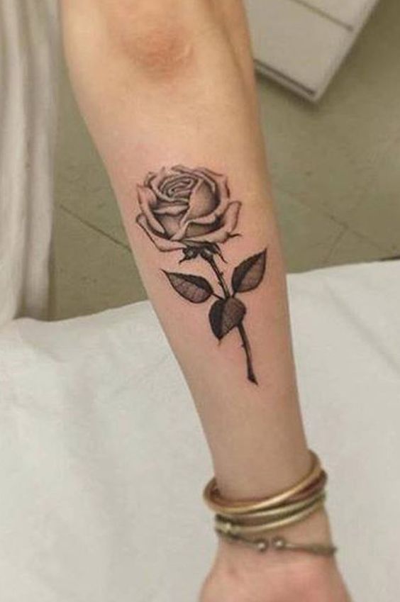 img/rose-tattoo-am-arm-bedeutung-und-ideen-fuer-dein-naechstes-tattoo.jpg