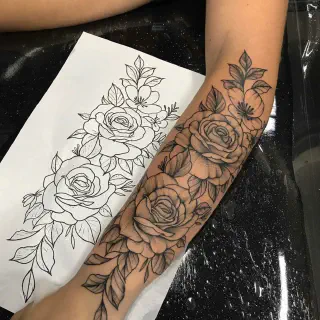 Rosen um den Arm Tattoo