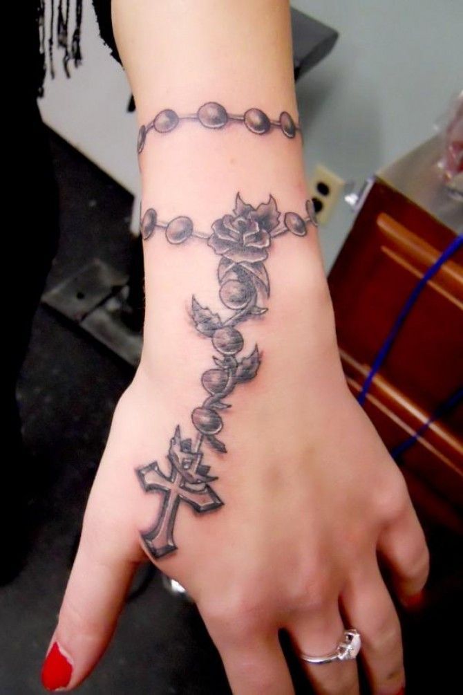 img/rosenkranz-perlen-am-arm-tattoo.jpg